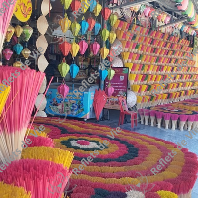 Exposition de bâtons d'encens colorés au village de Thuy Xuan Vietnam